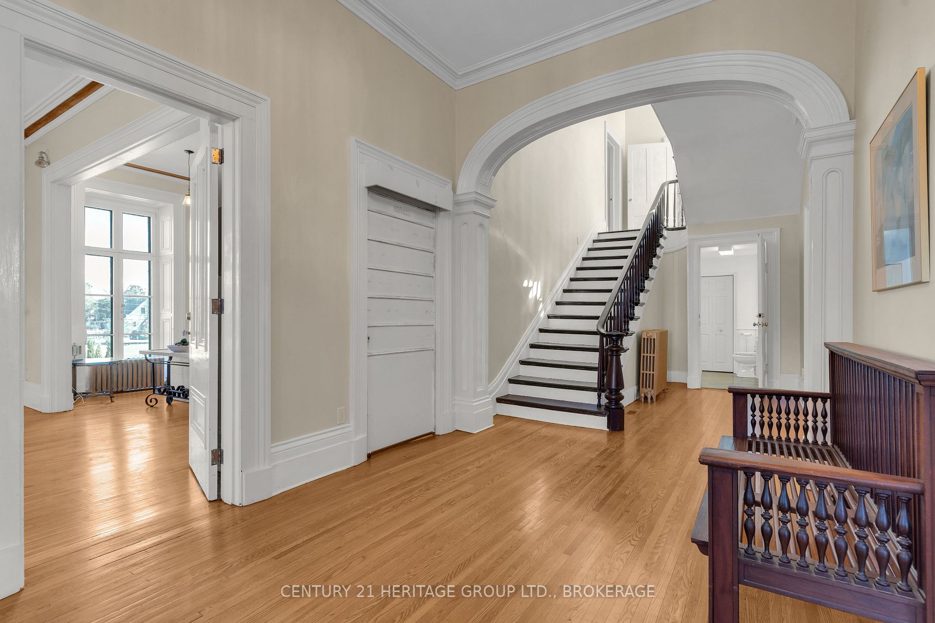 389 King St E