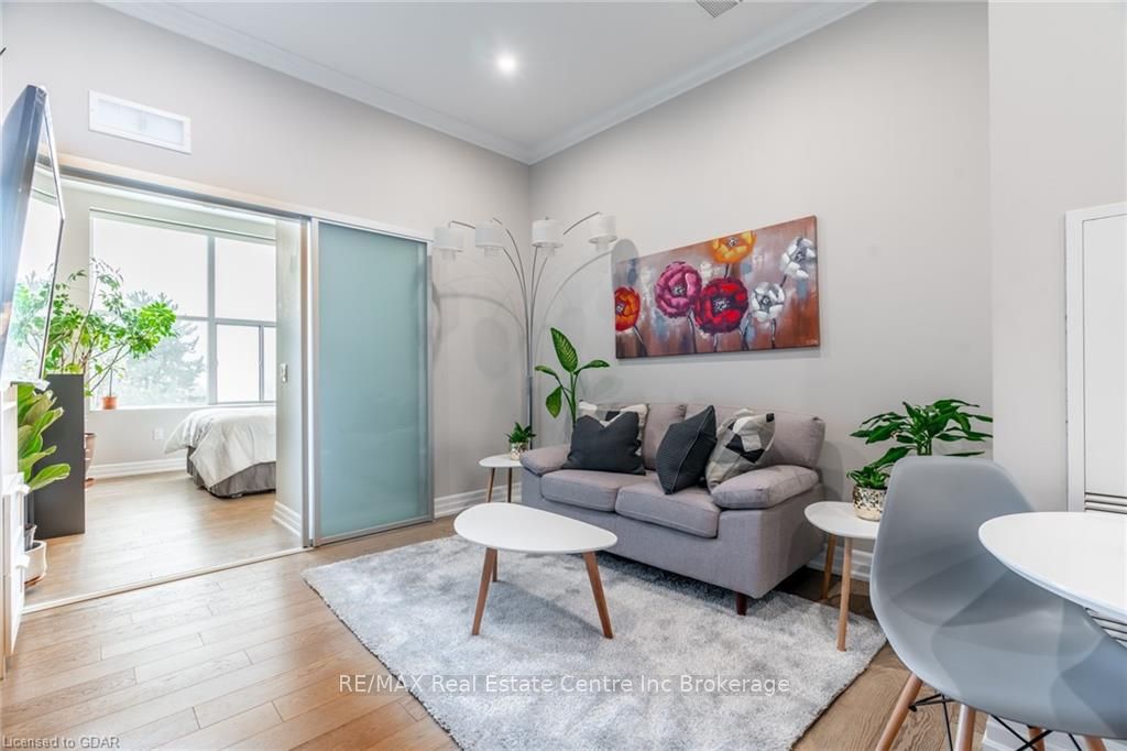 Photo of `+ vals.alt + `