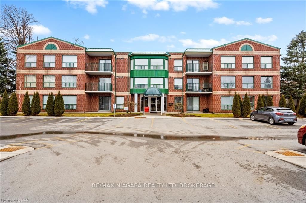 Photo of `+ vals.alt + `