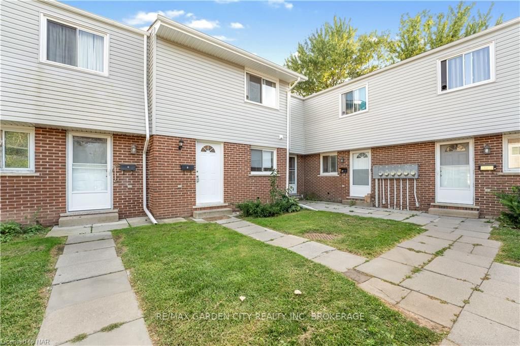 Photo of `+ vals.alt + `