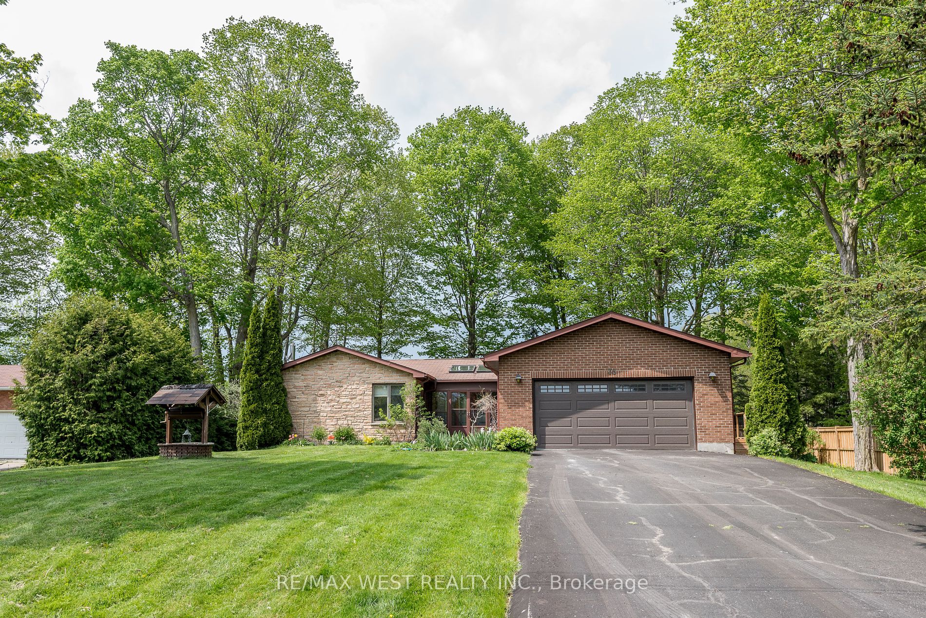 Photo of `+ vals.alt + `
