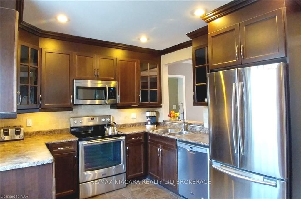 Photo of `+ vals.alt + `